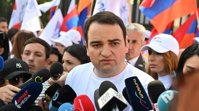 Партия "Сильная Армения" начала предвыборную кампанию брифингом члена правления партии Нарека Карапетяна у здания Национального собрания (8 мая 2026). Еревaн