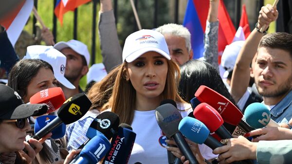 Гоар Мелоян отвечает на вопросы журналистов во время начала предвыборной кампании партии Сильная Армения у здания Национального собрания (8 мая 2026). Еревaн - Sputnik Армения