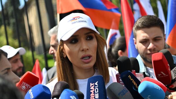 Гоар Мелоян отвечает на вопросы журналистов во время начала предвыборной кампании партии Сильная Армения у здания Национального собрания (8 мая 2026). Еревaн - Sputnik Армения
