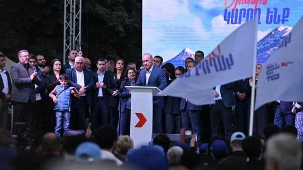 Роберт Кочарян выступает на предвыборном митинге блока Айастан (16 марта 2026). Эчмиадзин - Sputnik Армения