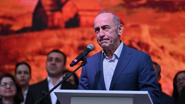 Роберт Кочарян выступает на предвыборном митинге блока Айастан (16 марта 2026). Эчмиадзин - Sputnik Армения
