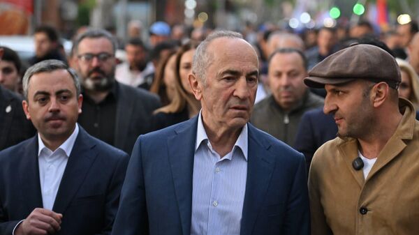 Роберт Кочарян на предвыборном митинге блока Айастан (16 марта 2026). Эчмиадзин - Sputnik Армения