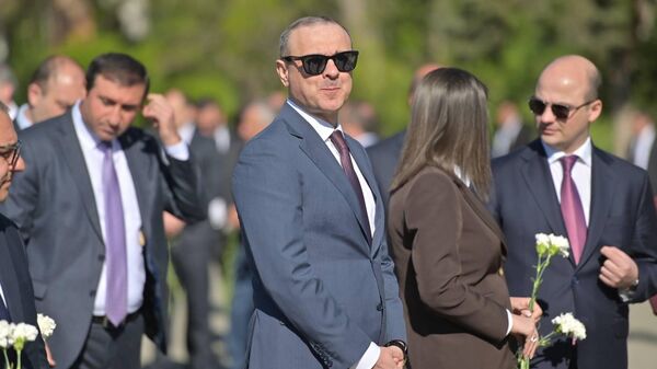 Секретарь Совбеза Армен Григорян на возложении цветов павшим в Великой Отечественной войне у Вечного огня в ереванском парке Победы (9 мая 2026). Еревaн - Sputnik Армения