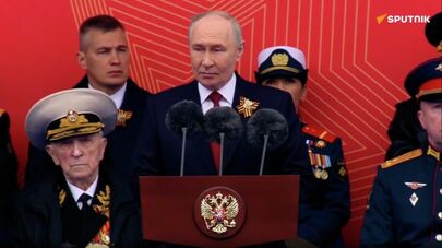 Президент России Путин поздравил участников парада на Красной площади с Днем Победы