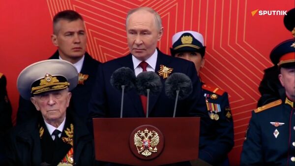 Президент России Путин поздравил участников парада на Красной площади с Днем Победы - Sputnik Армения
