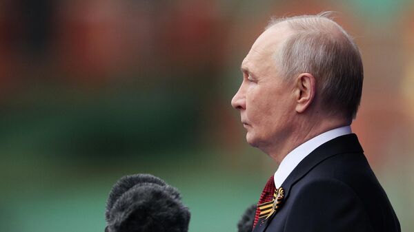 Путин выступает на Красной площади (9 мая 2026). Москва - Sputnik Армения