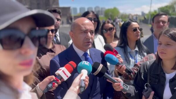 Эдмон Марукян отвечает на вопросы прессы (9 мая 2026). Еревaн - Sputnik Армения
