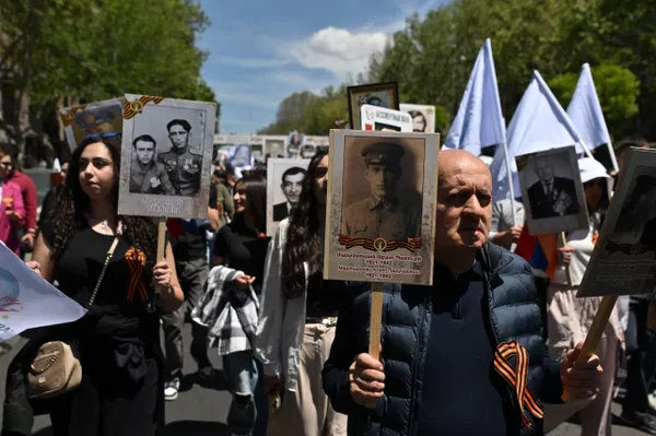 Хората маршируваха със снимки на своите близки Хора маршируваха със снимки на своите близки - Sputnik Армения