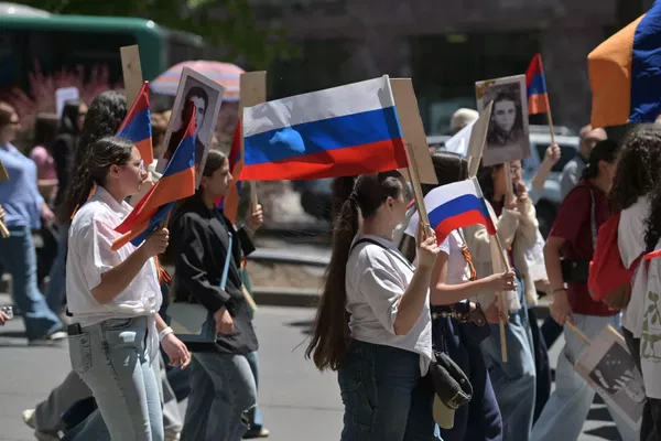 Млади хора маршируваха със знамената на Армения и Русия Млади хора маршируват с арменски и руски знамена - Sputnik Армения