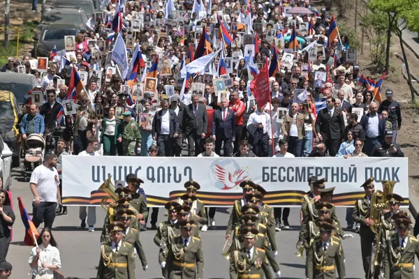 Участниците в акцията „Безсмъртен полк“ са съпроводени от военния оркестър на Министерството на отбраната на РА. Участниците в акцията „Безсмъртен полк“ са съпроводени от военния оркестър на Министерството на отбраната на РА - Sputnik Армения