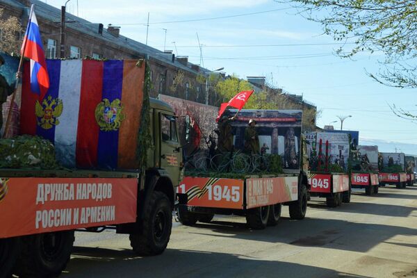 Военнослужащие военной базы ЮВО в Армении провели праздничные мероприятия  у мемориала Родина-Мать по случаю Дня Победы (9 мая 2026). Гюмри - Sputnik Армения