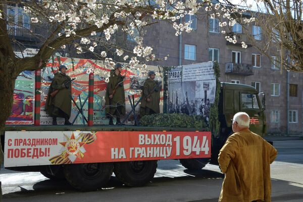 Военнослужащие военной базы ЮВО в Армении провели праздничные мероприятия  у мемориала Родина-Мать по случаю Дня Победы (9 мая 2026). Гюмри - Sputnik Армения
