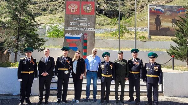 Дипломаты Передовой группы МИД России по открытию Генконсульства в Капане приняли участие в памятных акциях в Каджаране, Мегри и Агараке, возложив цветы к мемориалам героям Великой Отечественной войны - Sputnik Армения