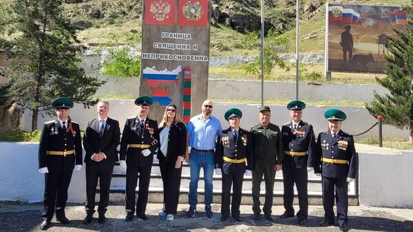 Дипломаты Передовой группы МИД России по открытию Генконсульства в Капане приняли участие в памятных акциях в Каджаране, Мегри и Агараке, возложив цветы к мемориалам героям Великой Отечественной войны - Sputnik Армения