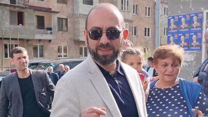Отреставрированный с помощью ИИ скрин: Арарат Мирзоян беседует с гражданами во время предвыборной кампании партии "Гражданский договор" (9 мая 2026). Сюник