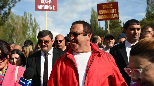 Партия Процветающая Армения во главе с Гагиком Царукяном проводит агитационную кампанию в Абовяне (10 мая 2026). Котайк - Sputnik Армения
