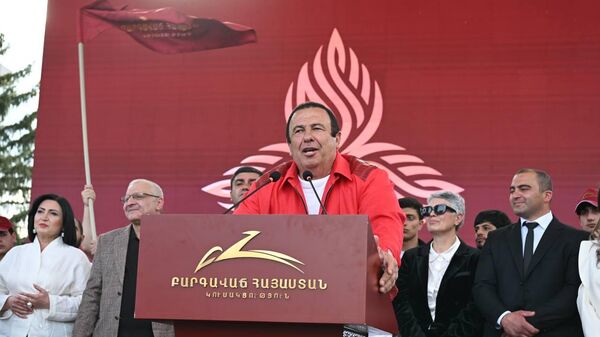 Лидер партии Процветающая Армения Гагик Царукян выступает с речью во время митинга (10 мая 2026). Абовян - Sputnik Армения