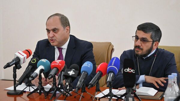 Адвокат Ара Зограбян и глава  Масиацотнской епархии Армянской Апостольской церкви Рубен Заргарян на пресс-конференции, посвященной ситуации вокруг Масиакотнской епархии (11 мая 2026). Еревaн - Sputnik Армения