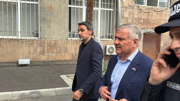Սամվել Կարապետյանы դատարանի բակում - Sputnik Արմենիա