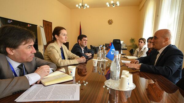 Председатель ЦИК Ваагн Овакимян принял представителей наблюдательной миссии Межпарламентской ассамблеи СНГ Елену Еременко, Романа Амбуцева и представителя Армении в СНГ Айка Чилингаряна (13 мая 2026). Еревaн - Sputnik Армения