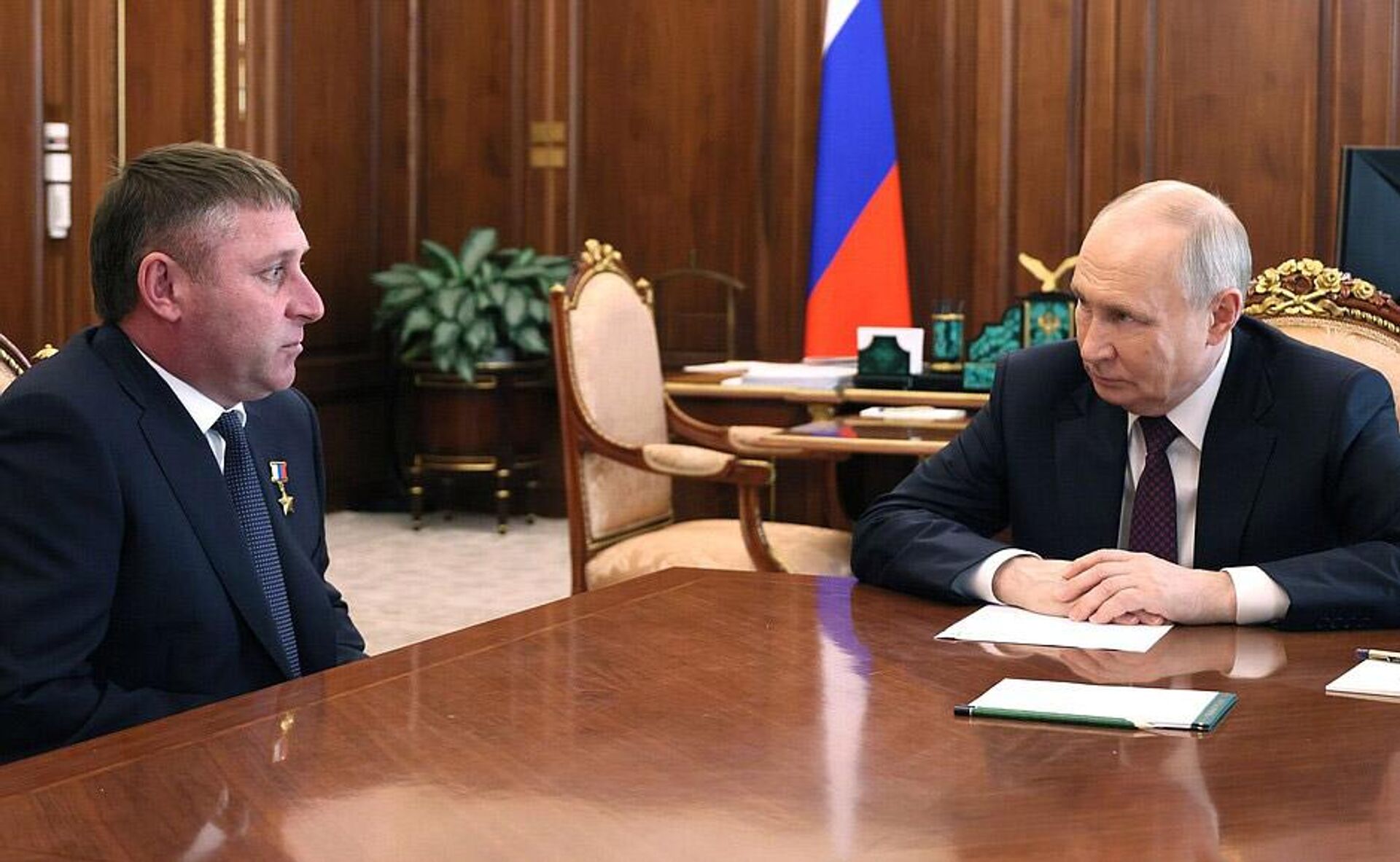 Президент РГ Владимир Путин провел рабочую встречу с Александром Шуваевым (13 мая 2026). Москвa Президент РГ Владимир Путин провел рабочую встречу с Александром Шуваевым (13 мая 2026). Москвa - Sputnik Армения, 1920, 13.05.2026