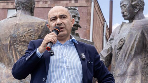 Лидер партии Просвещенная Армения Эдмон Марукян во время встречи с жителями Гавара (13 мая 2026). Гегаркуник - Sputnik Армения