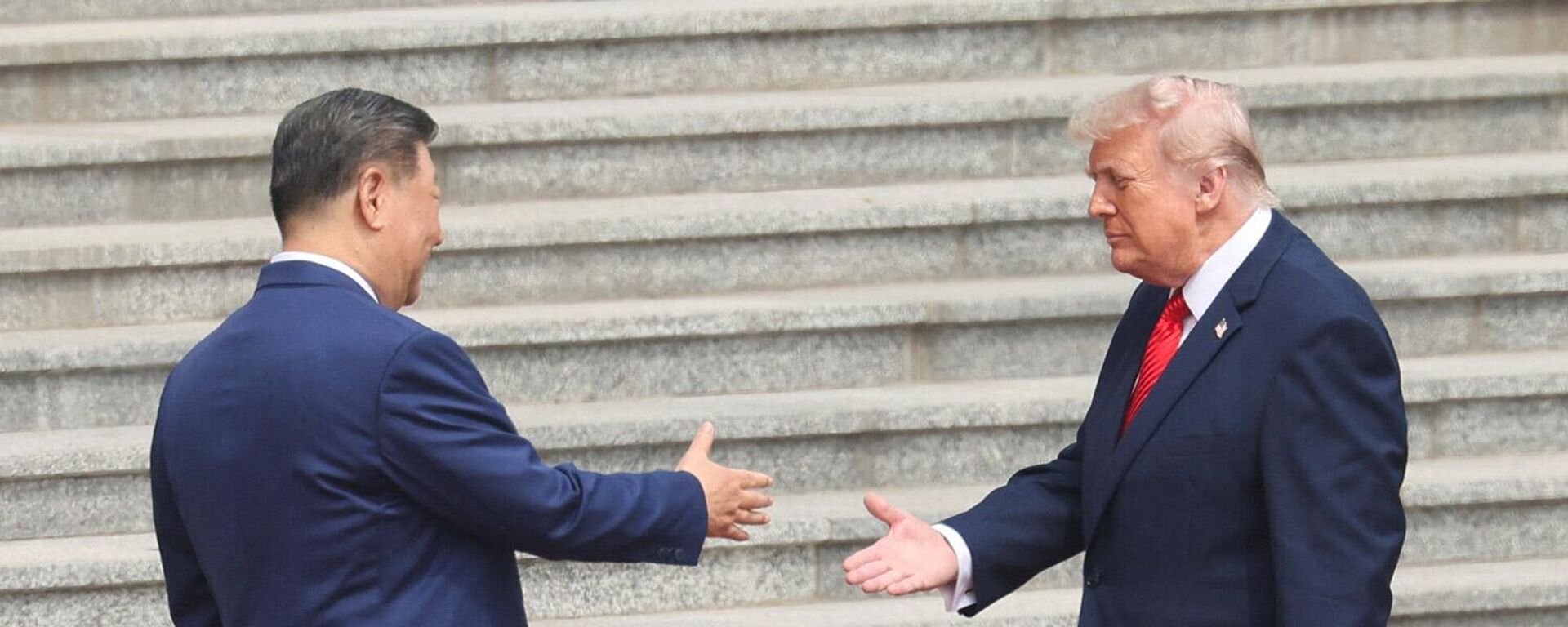 Председатель КНР Си Цзиньпин приветствует президента США Дональда Трампа во время церемонии приветствия в Большом зале народных собраний (14 мая 2026). Пекин - Sputnik Армения, 1920, 15.05.2026