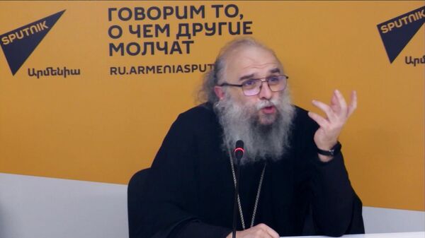 Протоиерей Арсений прокомментировал утверждения прозападного НПО о том, что отец Тимофей агитирует гражданский персонал 102-й российской военной базы в Гюмри - Sputnik Армения