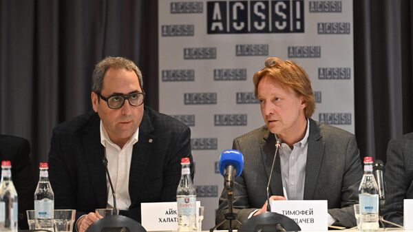 Айк Халатян и Тимофей Бордачев во время круглого стола АЦССИ Российско-американские отношения и их влияние на Армению и постсоветское пространство (15 мая 2026). Еревaн - Sputnik Армения