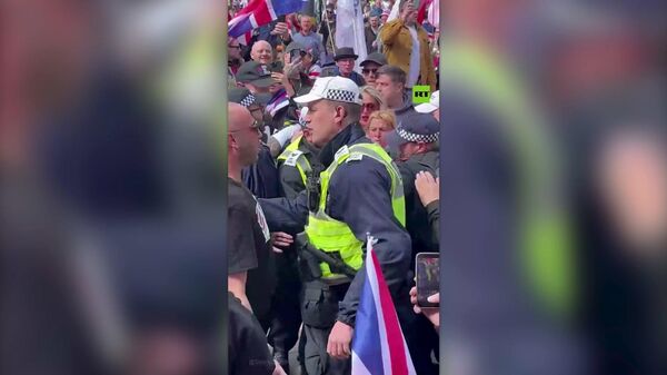 Десятки тысяч человек вышли в Лондоне на протесты. Происходят стычки с полицией и задержания. - Sputnik Արմենիա