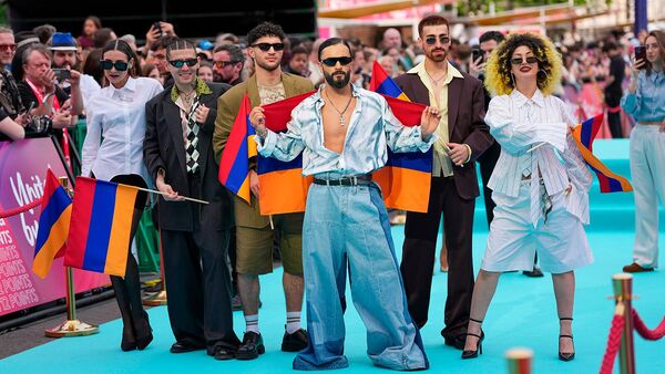 Участник из Армении на песенном конкурсе Евровидение Симон проходит по бирюзовой дорожке во время официального открытия недели Конкурса (10 мая 2026). Вена Участник из Армении на песенном конкурсе Евровидение Симон проходит по бирюзовой дорожке во время официального открытия недели Конкурса (10 мая 2026). Вена - Sputnik Армения
