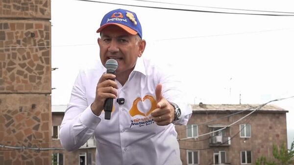 Никол Пашинян выступает с речью на встрече с избирателями в административном районе Арабкир (18 мая 2026). Еревaн Никол Пашинян выступает с речью на встрече с избирателями в административном районе Арабкир (18 мая 2026). Еревaн - Sputnik Армения