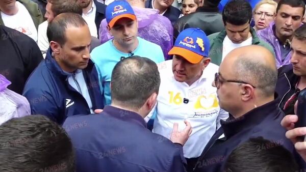 Инцидент во время агиткампании Никола Пашиняна Инцидент во время агиткампании Никола Пашиняна - Sputnik Армения