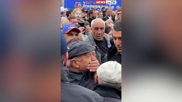 Ազատի կացարանում զոհված զինծառայողի պապիկին, բերանը փակելով, հեռացրին Փաշինյանի հանրահավաքի վայրից - Sputnik Армения