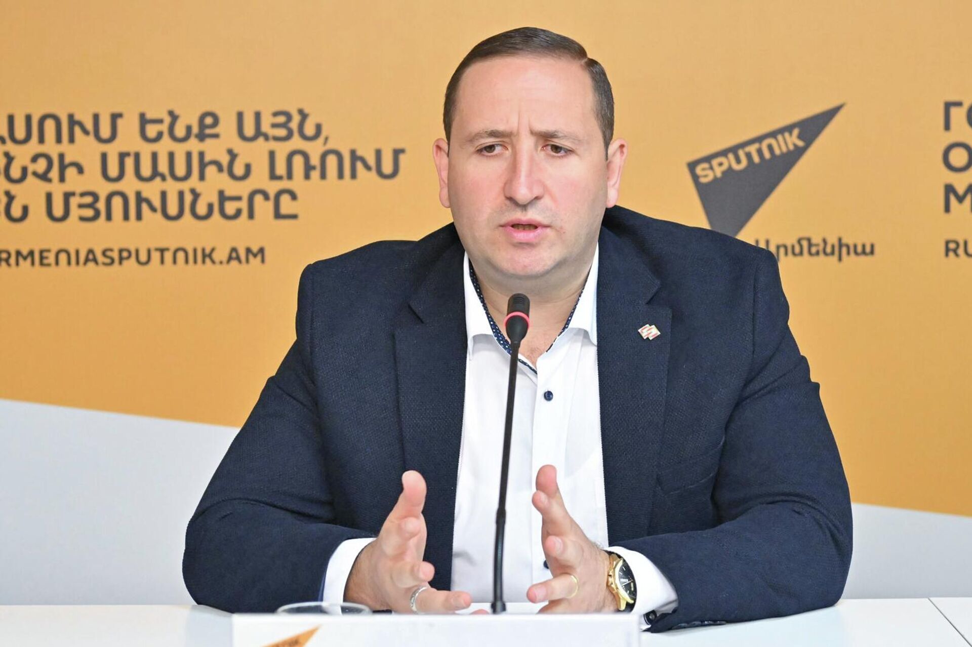 Организатор мероприятия Владимир Геворкян на пресс-конференции, посвященной предстоящему в Ереване международному полумарафону (19 мая 2026). Еревaн - Sputnik Արմենիա, 1920, 19.05.2026