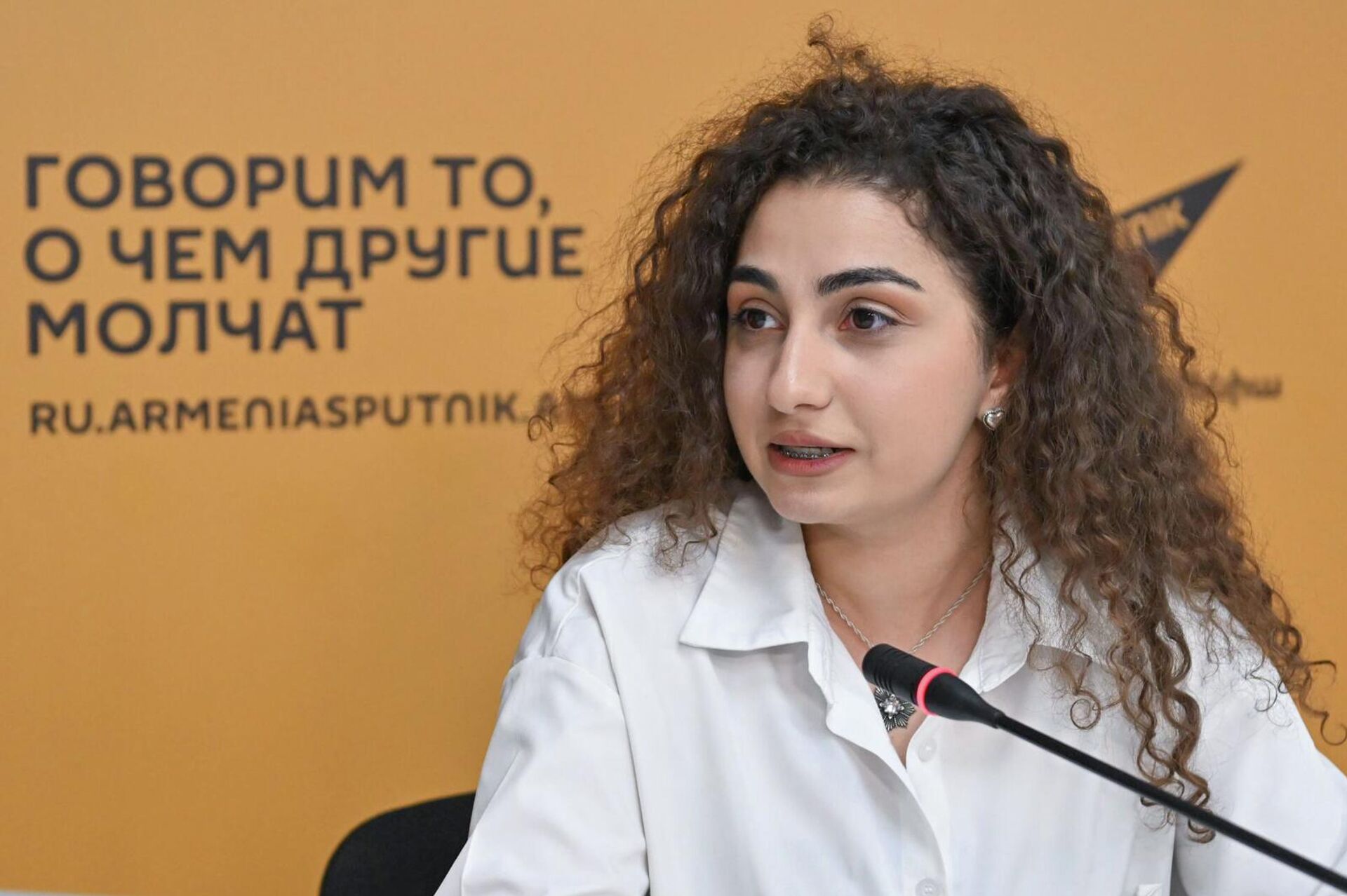 Mенеджер Концепт Ивентс Оля Геворкян на пресс-конференции, посвященной предстоящему в Ереване международному полумарафону (19 мая 2026). Еревaн - Sputnik Армения, 1920, 19.05.2026