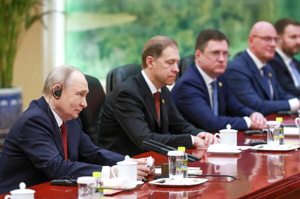 Президент РФ Владимир Путин во время переговоров с председателем КНР в Доме народных собраний (20 мая 2026). Пекин - Sputnik Армения