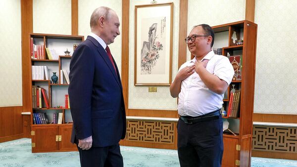 Путин встретился с Пэн Паем, которого видел ребенком в ходе первого визита в КНР - Sputnik Армения