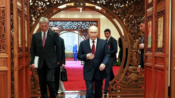 Президент РФ Владимир Путин и пресс-секретарь президента РФ Дмитрий Песков в Доме народных собраний (20 мая 2026). Пекин - Sputnik Армения