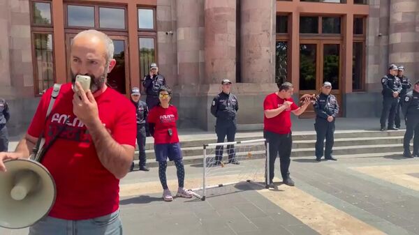 «Բոլորին դեմ եմ»–ը մուկ է «տշում» կառավարության շենքի մոտ - Sputnik Արմենիա