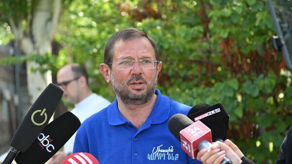 Гегам Манукян отвечает на вопросы журналистов во время акции в день рождения Баграта Галстаняна перед зданием СНБ (20 мая 2026). Еревaн - Sputnik Армения