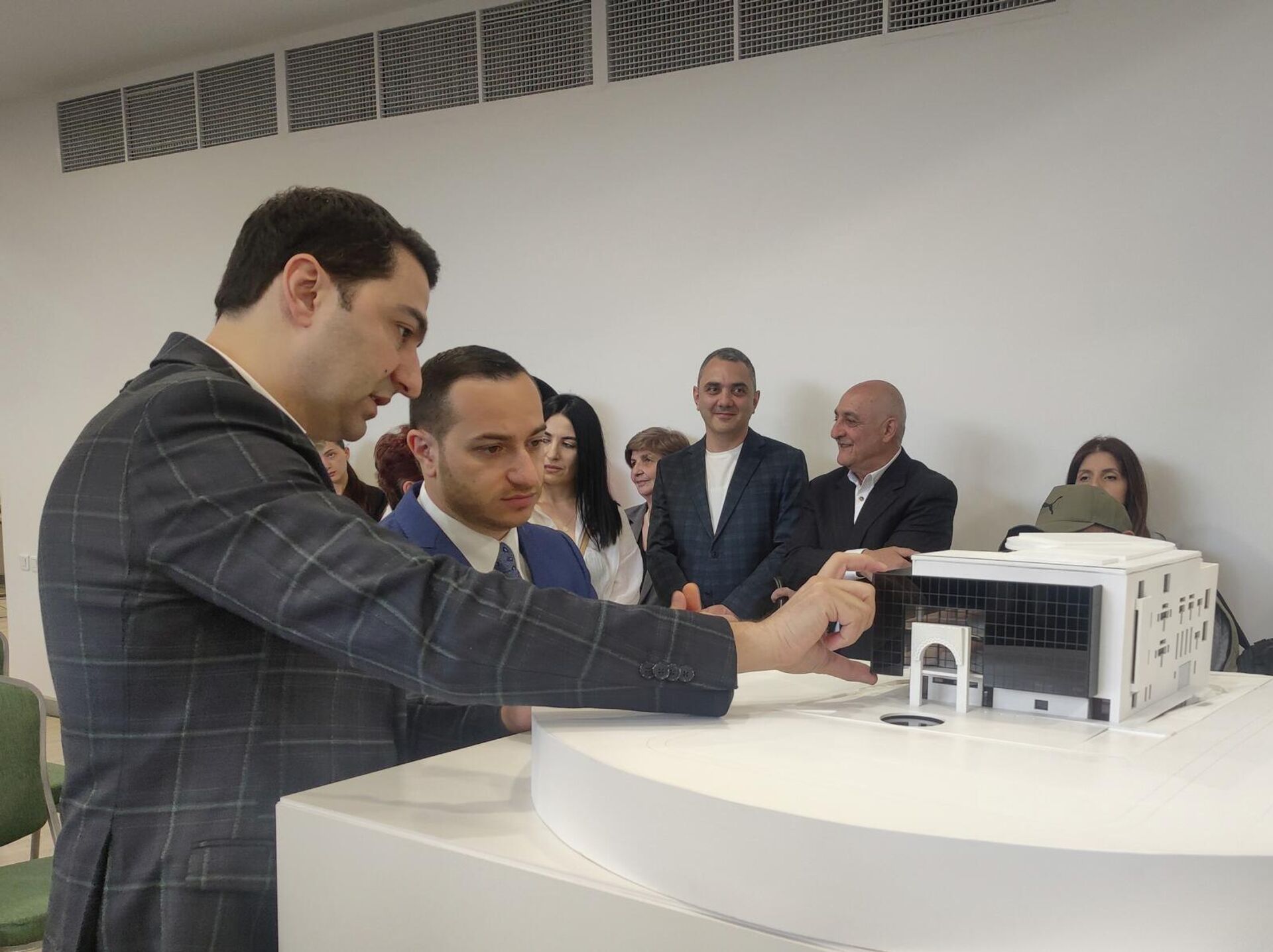 Сооснователь и директор инженерной компании Inttegrall Solutions Эдуард Мусаелян (слева) и министр высокотехнологичной промышленности Армении Мхитар Айрапетян Сооснователь и директор инженерной компании Inttegrall Solutions Эдуард Мусаелян (слева) и министр высокотехнологичной промышленности Армении Мхитар Айрапетян - Sputnik Армения, 1920, 20.05.2026