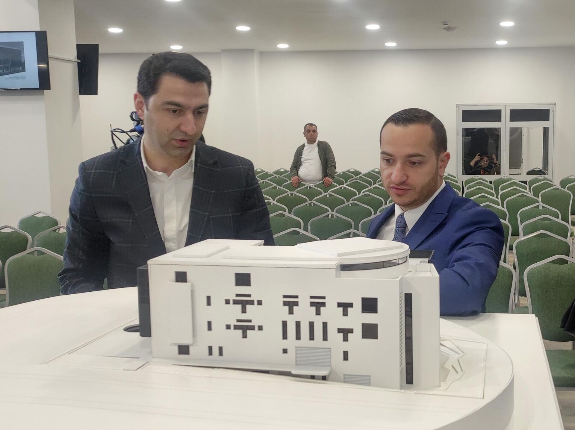 Сооснователь и директор инженерной компании Inttegrall Solutions Эдуард Мусаелян (слева) и министр высокотехнологичной промышленности Армении Мхитар Айрапетян - Sputnik Արմենիա, 1920, 20.05.2026