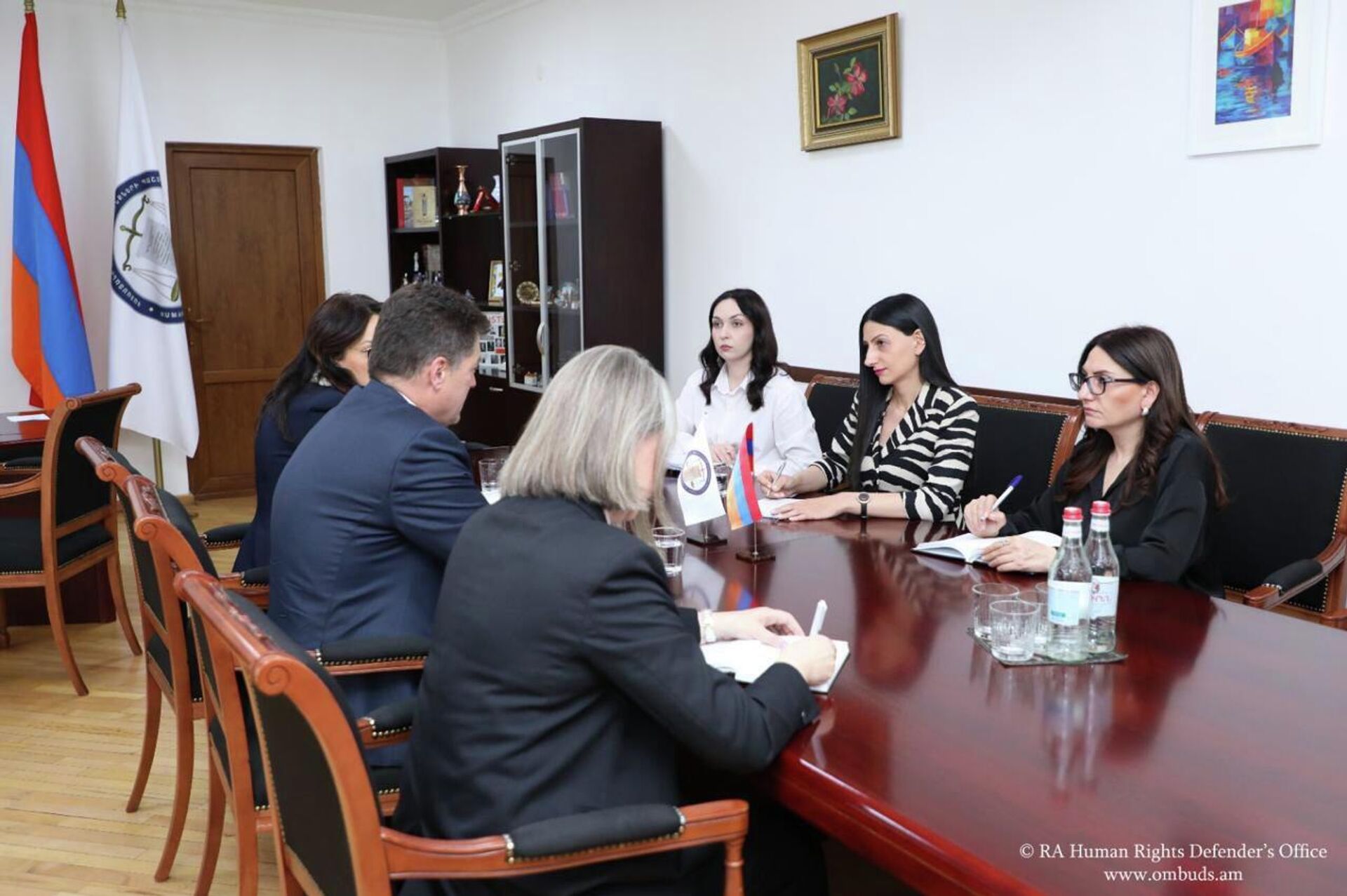Омбудсмен Анаит Манасян приняла делегацию во главе с послом Янезом Ленарчичем, главой мониторинговой миссии ОБСЕ/БДИПЧ в Армении (20 мая 2026). Еревaн - Sputnik Արմենիա, 1920, 20.05.2026