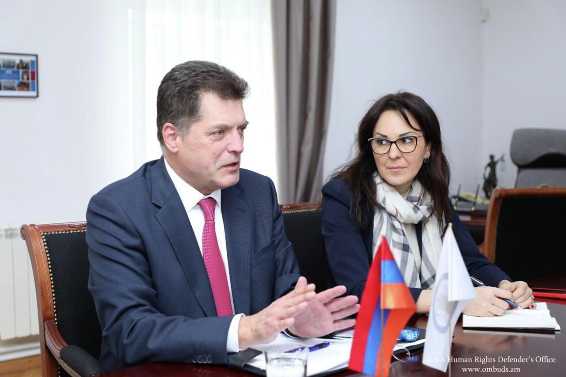 Омбудсмен Анаит Манасян приняла делегацию во главе с послом Янезом Ленарчичем, главой мониторинговой миссии ОБСЕ/БДИПЧ в Армении (20 мая 2026). Еревaн - Sputnik Արմենիա, 1920, 20.05.2026