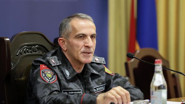 Начальник полиции МВД и замминистра внутренних дел Камо Цуцулян провел рабочее совещание для надлежащей организации поддержания общественного порядка и безопасности во время мероприятий Последний звонок, которые пройдут 22-23 мая (20 мая 2026). Еревaн - Sputnik Армения