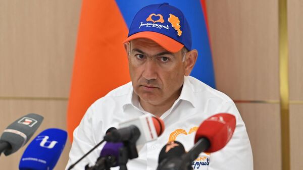 Никол Пашинян отвечает на вопросы журналистов во время предвыборной агиткампании (22 мая 2026). Джрвеж - Sputnik Армения
