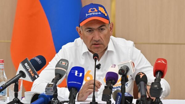 Никол Пашинян отвечает на вопросы журналистов во время предвыборной агиткампании (22 мая 2026). Джрвеж - Sputnik Армения