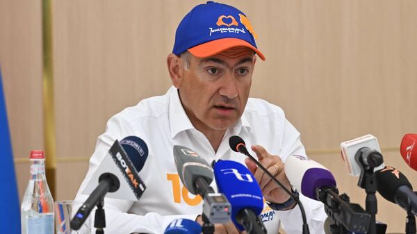 Никол Пашинян отвечает на вопросы журналистов во время предвыборной агиткампании (22 мая 2026). Джрвеж - Sputnik Армения