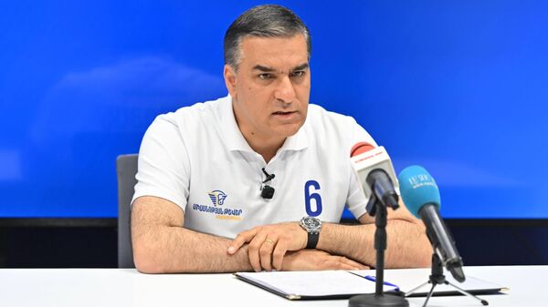 Кандидат в премьер-министры от партии Крылья единства Арман Татоян подводит итоги двухнедельной предвыборной кампании на специальной пресс-конференции (22 мая 2026). Еревaн - Sputnik Армения